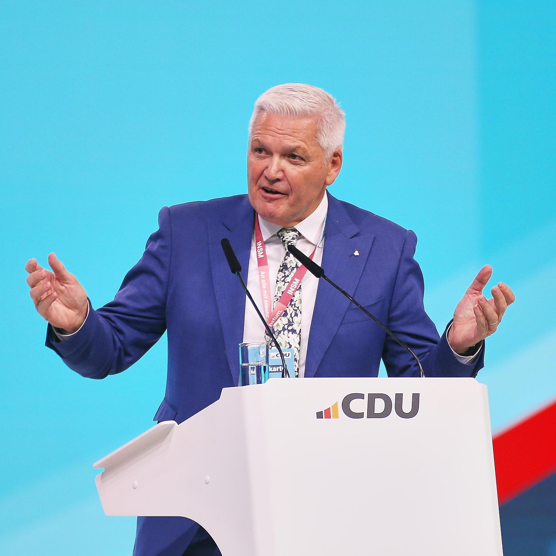 Hubert Hüppe spricht und gestikuliert auf dem Bundesparteitag der CDU Deutschlands in Stuttgart 