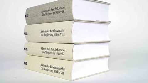 Vier Bände liegen aufeinander. Auf den Buchrücken steht: "Akten der Reichskanzlei - Die Regierung Hitler".