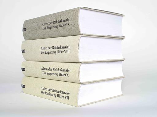 Vier Bände liegen aufeinander. Auf den Buchrücken steht: "Akten der Reichskanzlei - Die Regierung Hitler".
