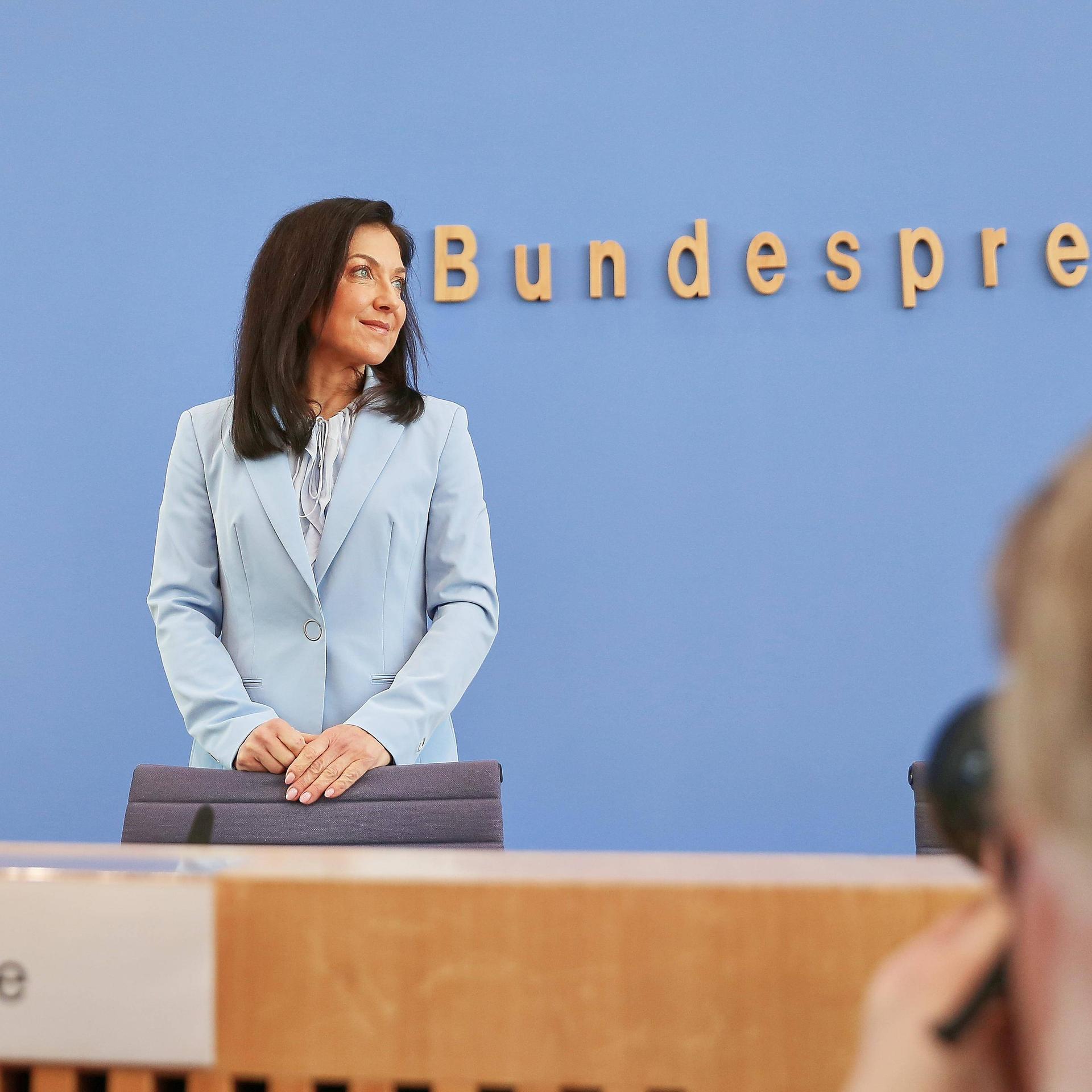 Bundeswirtschaftsministerin steht am Pult der Bundespressekonferenz.