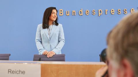 Bundeswirtschaftsministerin steht am Pult der Bundespressekonferenz.