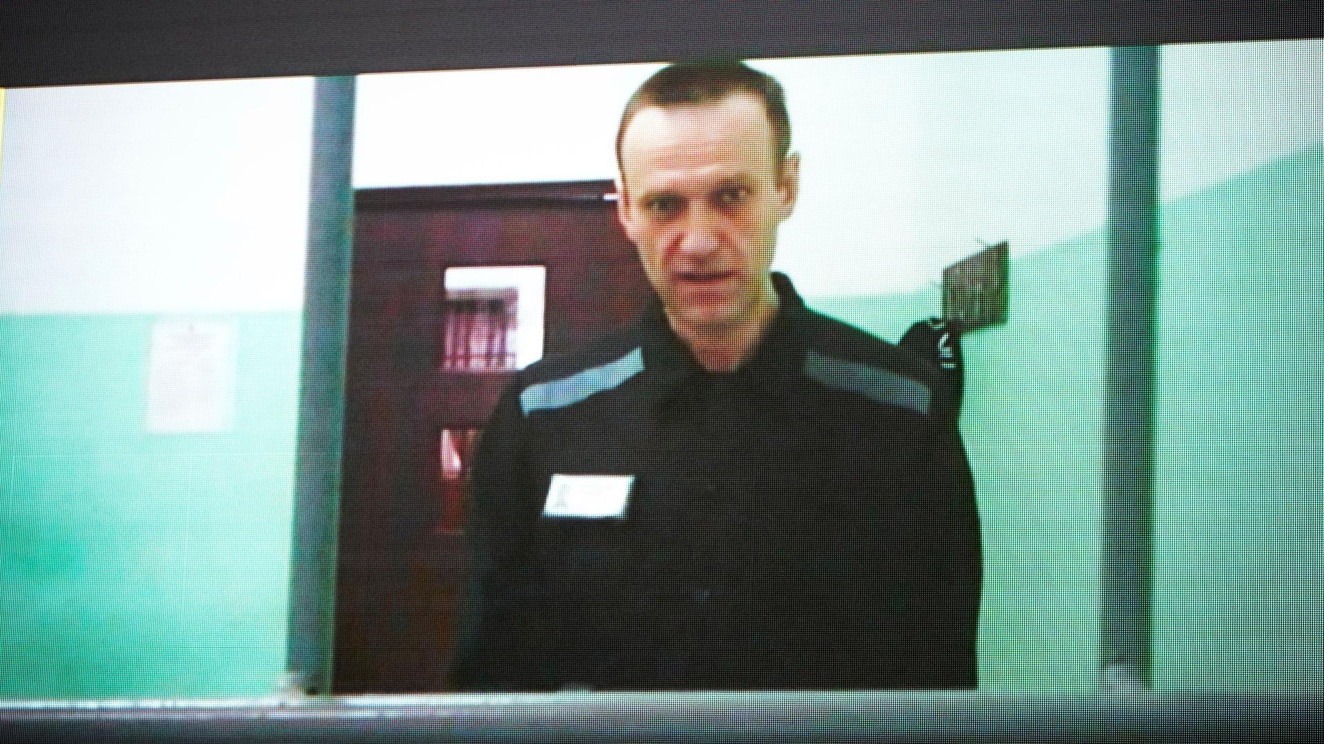 Russland, Moskau: Dieses Foto einer Live-Übertragung zeigt Alexej Nawalny, Oppositionspolitiker aus Russland, während einer Anhörung vor dem Obersten Gerichtshof in Russland. Russland, Moskau: Dieses Foto einer Live-Übertragung zeigt Alexej Nawalny, Oppositionspolitiker aus Russland, während einer Anhörung vor dem Obersten Gerichtshof in Russland.