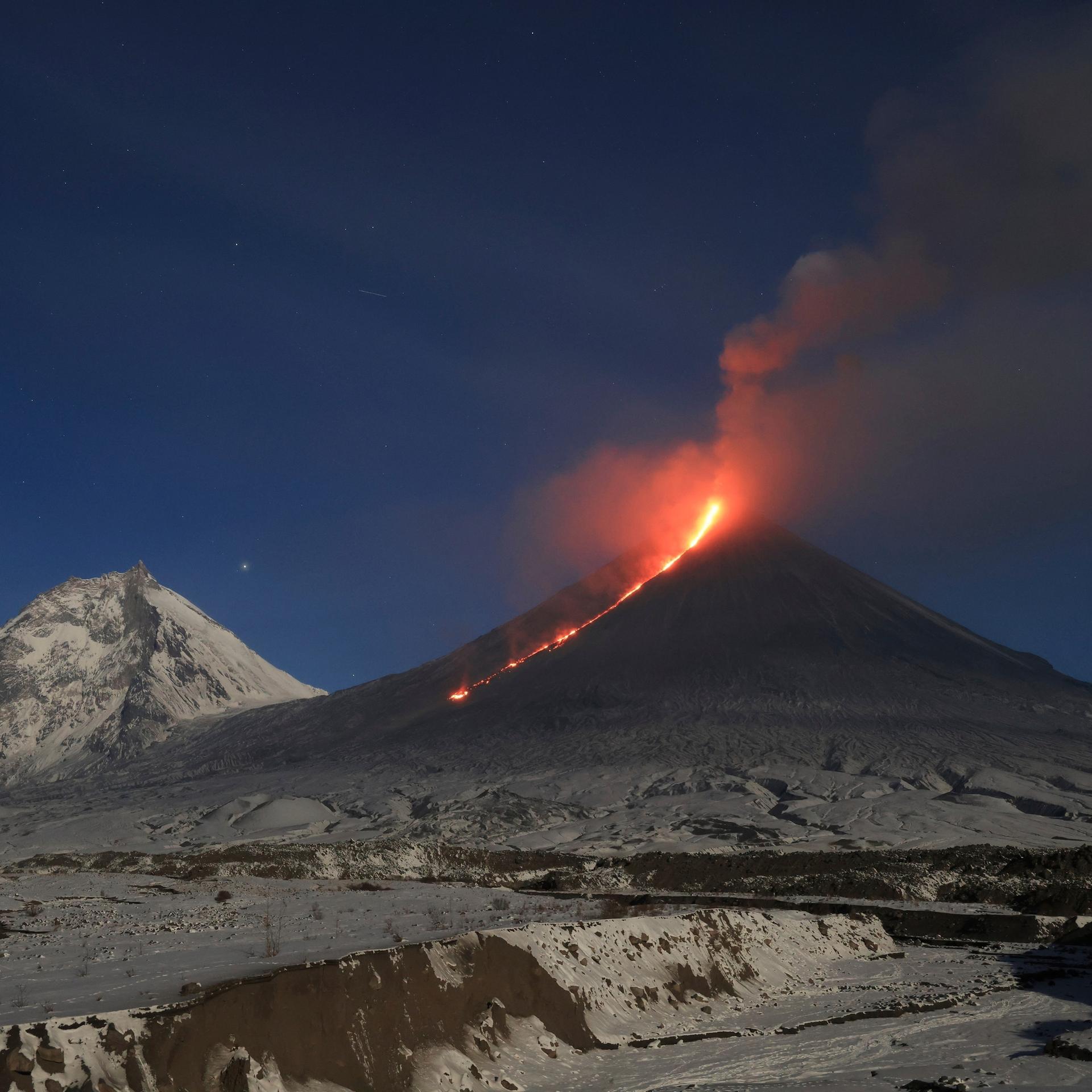Lava strömt aus dem Vulkan Kljutschewskoj (Kljutschewskaja Sopka).