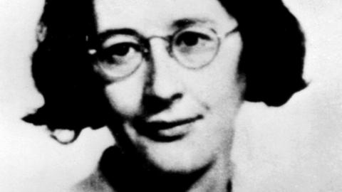 Schwarzweiß-Fotografie von Simone Weil mit halblangen Haaren und Brille