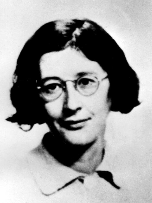 Schwarzweiß-Fotografie von Simone Weil mit halblangen Haaren und Brille