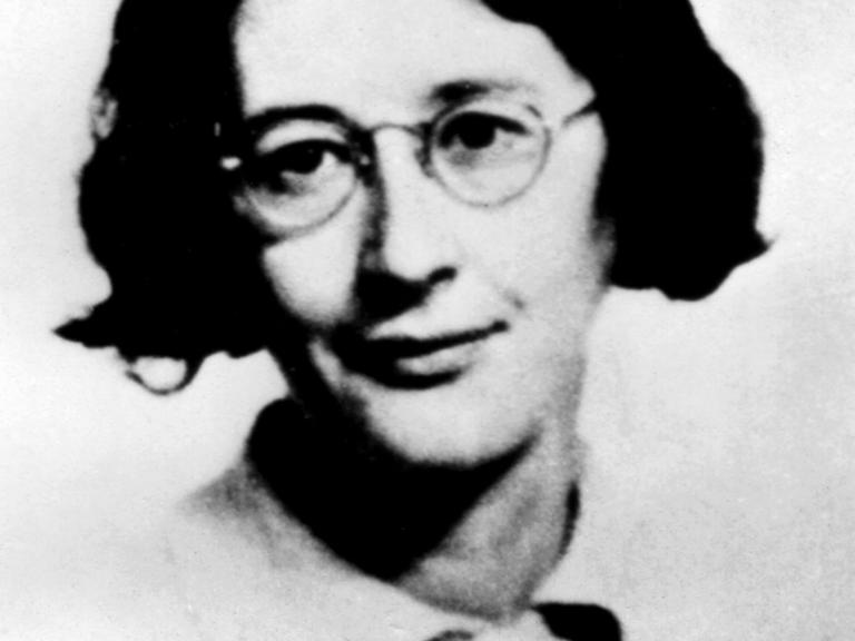 Schwarzweiß-Fotografie von Simone Weil mit halblangen Haaren und Brille