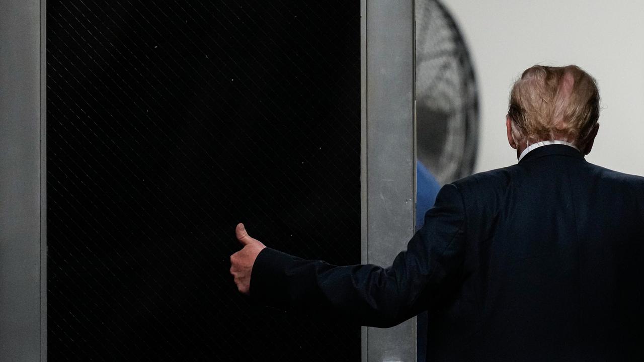 Der frühere US-Präsident Donald Trump, aufgenommen von hinten, strecktt den Daumen in die Höhe (Aufnahmedatum 28.5.2024)