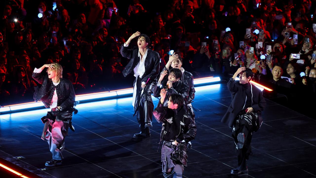 Die Band BTS auf der Bühne während eines Konzerts