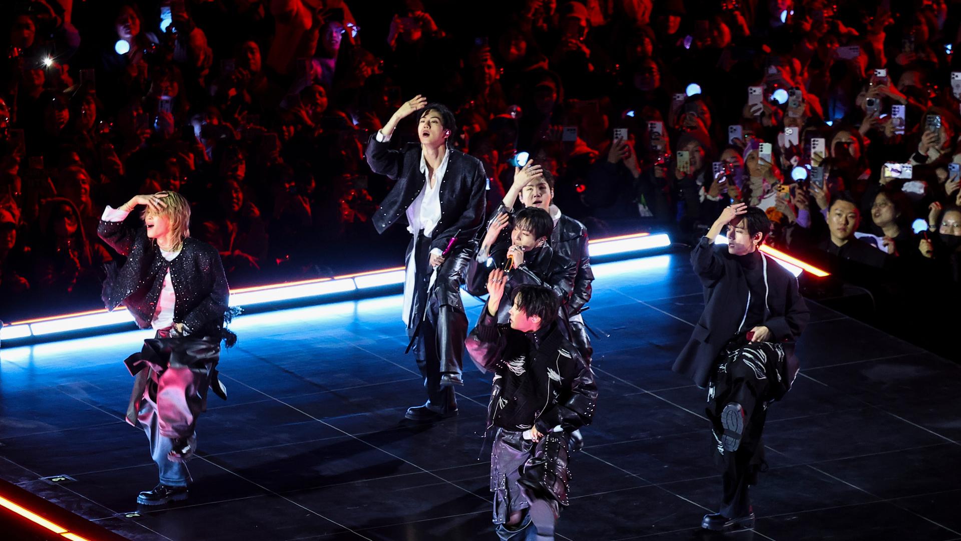 Die Band BTS auf der Bühne während eines Konzerts