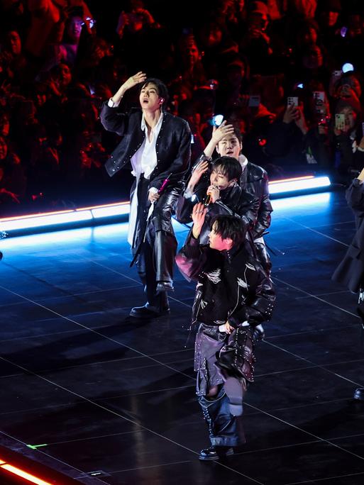 Die Band BTS auf der Bühne während eines Konzerts