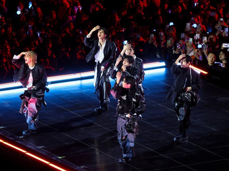 Die Band BTS auf der Bühne während eines Konzerts