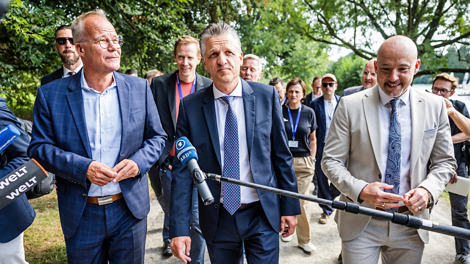 Dr. Matthias Miersch (Vorsitzender der SPD-Bundestagsfraktion), Thorsten Frei (Vorsitzender der CDU/CSU-Bundestagsfraktion) und Alexander Hoffmann (Vorsitzender der CSU im Bundestag), (v.l.n.r.) auf einem Presserundgang am Aasee anlässlich der Klausurtagung der Fraktionsvorstände von Union und SPD. 