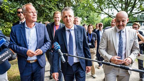 Dr. Matthias Miersch (Vorsitzender der SPD-Bundestagsfraktion), Thorsten Frei (Vorsitzender der CDU/CSU-Bundestagsfraktion) und Alexander Hoffmann (Vorsitzender der CSU im Bundestag), (v.l.n.r.) auf einem Presserundgang am Aasee anlässlich der Klausurtagung der Fraktionsvorstände von Union und SPD. 