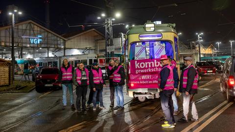 Frankfurt/Main: Mitarbeiter im öffentlichen Personennahverkehr (ÖPNV) in Hessen stehen bei einem Warnstreik vor dem Straßenbahndepot Bahnhofsviertel.