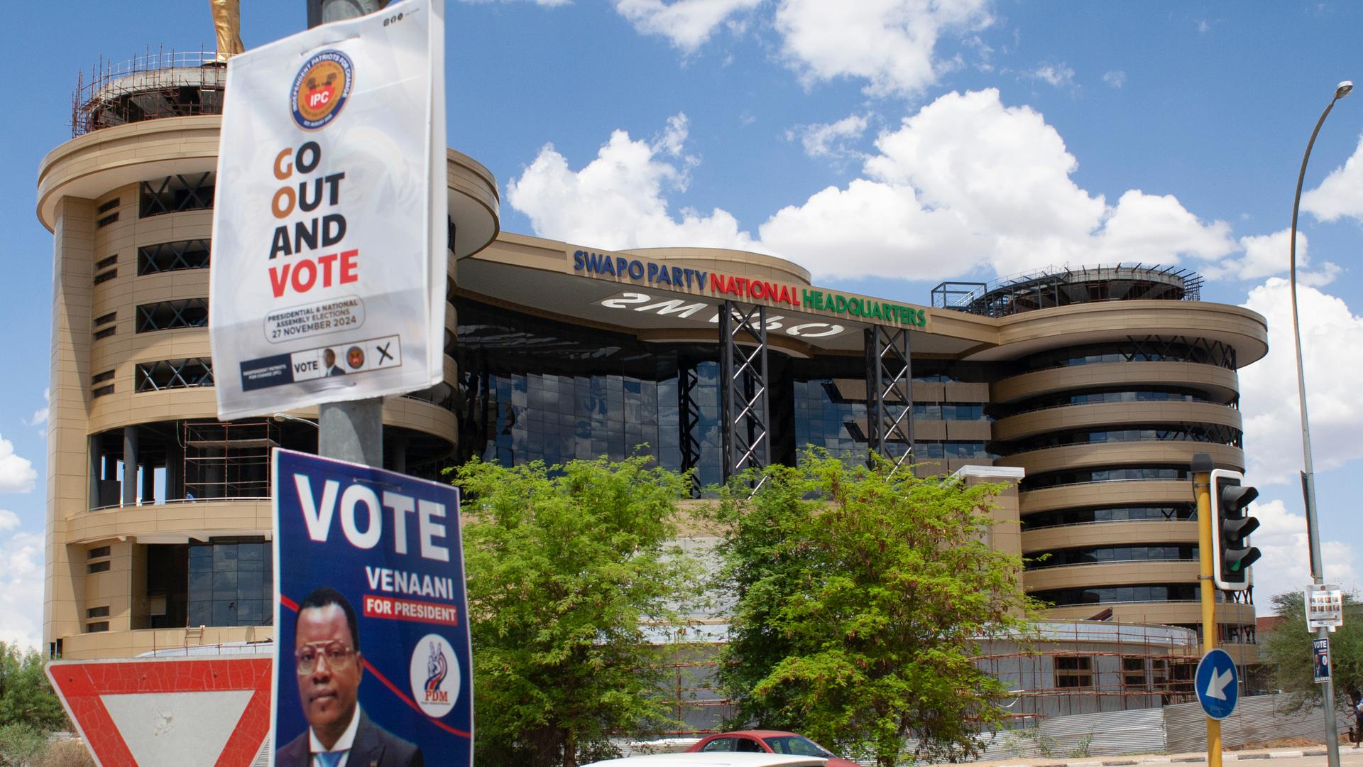 Wahlplakate hängen in Windhoek, der Hauptstadt von Namibia.