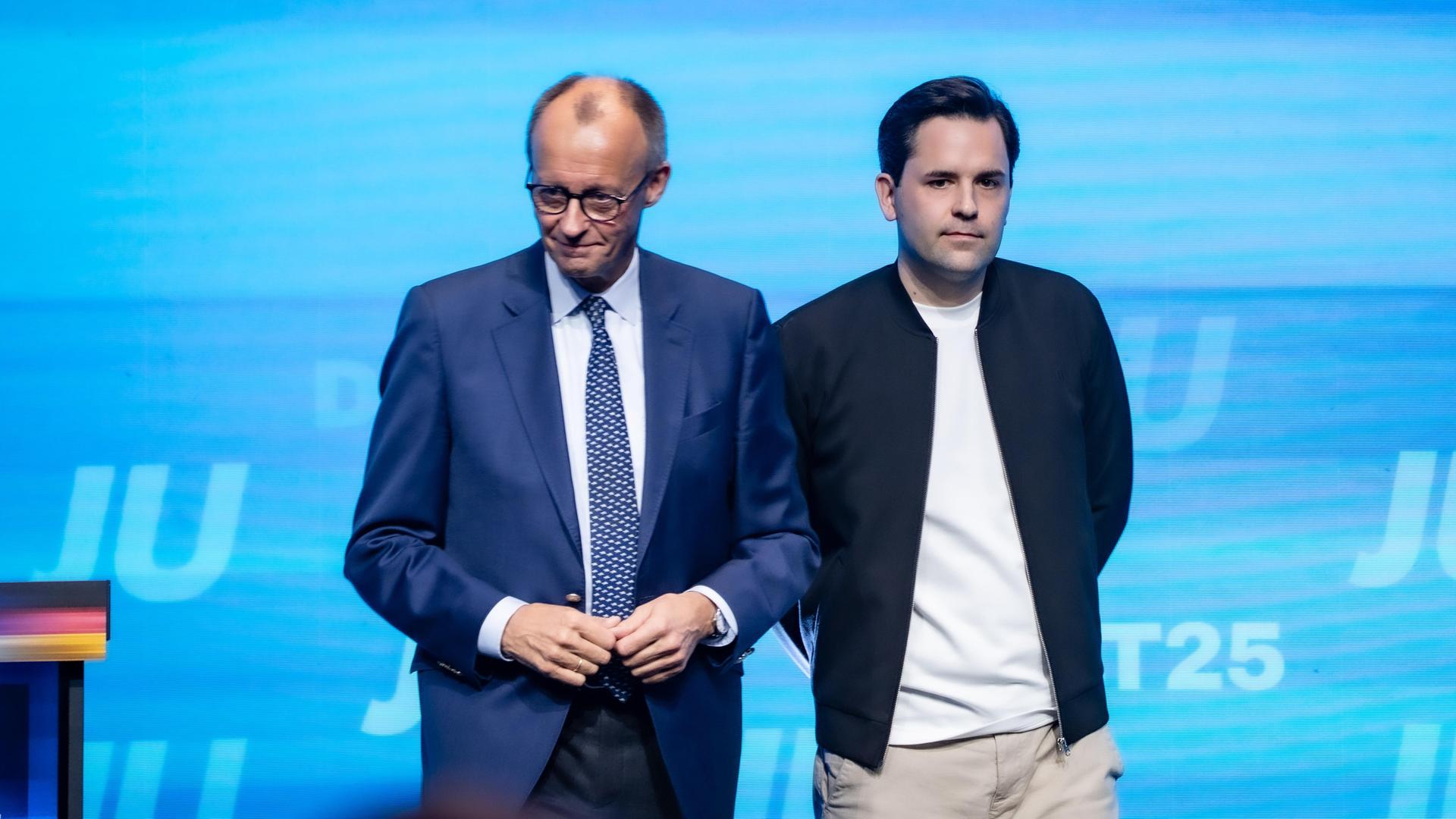 Friedrich Merz, Bundeskanzler, nach seiner Rede beim Junge Union Deutschlandtag 2025 im Europark Rust mit Johannes Winkel, Bundesvorsitzender Jungen Union und Mitglied Junge Gruppe der CDU-CSU-Bundestagsfraktion Friedrich Merz, Bundeskanzler, nach seiner Rede beim Junge Union Deutschlandtag 2025 im Europark Rust mit Johannes Winkel, Bundesvorsitzender Jungen Union und Mitglied Junge Gruppe der CDU-CSU-Bundestagsfraktion