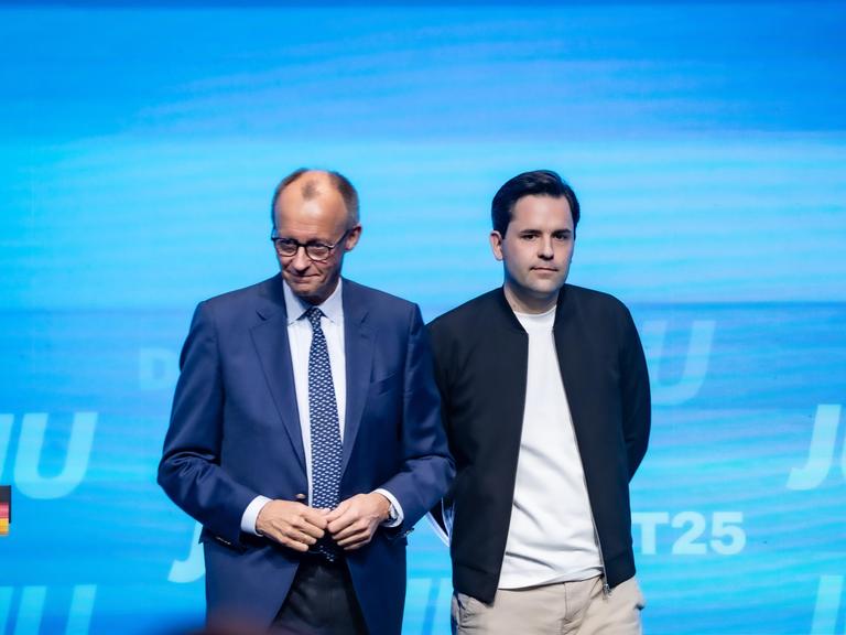 Friedrich Merz, Bundeskanzler, nach seiner Rede beim Junge Union Deutschlandtag 2025 im Europark Rust mit Johannes Winkel, Bundesvorsitzender Jungen Union und Mitglied Junge Gruppe der CDU-CSU-Bundestagsfraktion Friedrich Merz, Bundeskanzler, nach seiner Rede beim Junge Union Deutschlandtag 2025 im Europark Rust mit Johannes Winkel, Bundesvorsitzender Jungen Union und Mitglied Junge Gruppe der CDU-CSU-Bundestagsfraktion