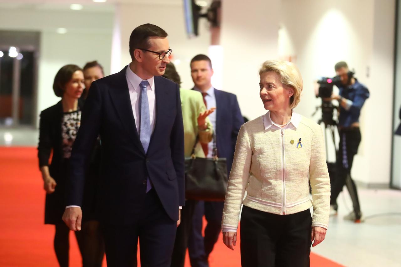 Polen, Warschau: Mateusz Morawiecki, Ministerpräsident von Polen, und Ursula von der Leyen, Präsidentin der Europäischen Kommission, treffen zu einer internationalen Geberkonferenz für die Ukraine ein. 