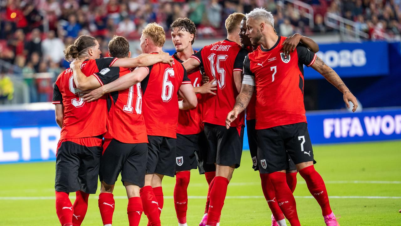 Fußball-WM 2026: Mehrere österreichische Fußballspieler jubeln beim 2:1 für Österreich während der Begegnung zwischen Österreich und Jordanien.