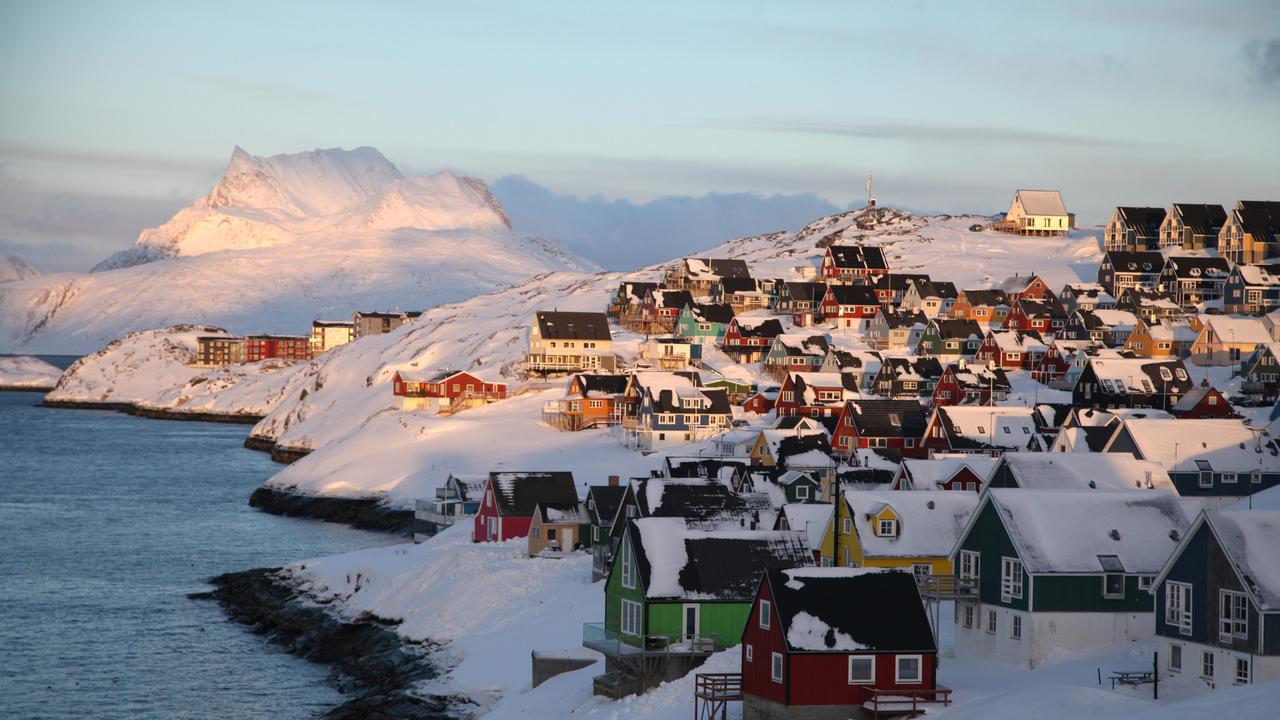 Die Sonne geht über einem Teil der grönländischen Hauptstadt Nuuk unter.