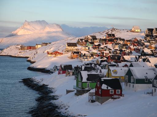 Die Sonne geht über einem Teil der grönländischen Hauptstadt Nuuk unter. Die Sonne geht über einem Teil der grönländischen Hauptstadt Nuuk unter.