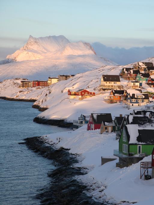 Die Sonne geht über einem Teil der grönländischen Hauptstadt Nuuk unter.