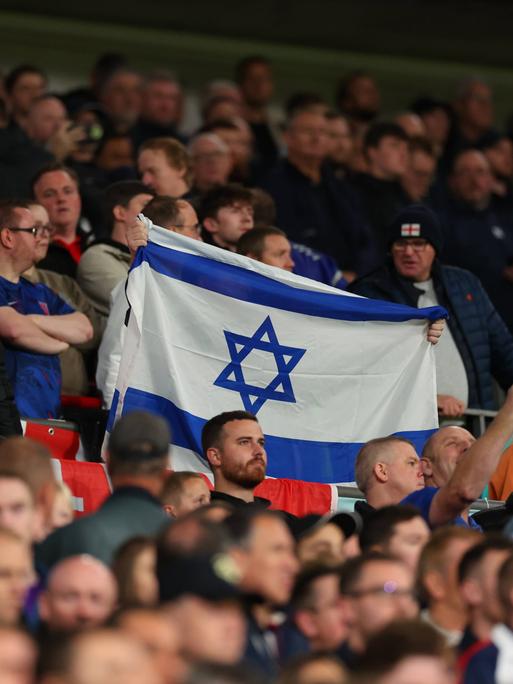 RECORD DATE NOT STATED 13th October 2023 Wembley Stadium, London, England International Football Friendly, England versus Australia A Israel flag is held up by a fan PUBLICATIONxNOTxINxUK ActionPlus12564014 ShaunxBrooks