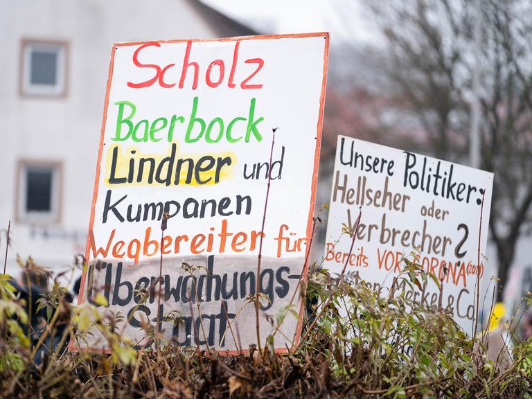 Demonstration gegen die Corona-Maßnahmen in Ansbach im Januar 2022 mit einem Schild „Scholz, Baerbock, Lindner und Kumpanen. Wegbereiter für Überwachungsstaat“ 