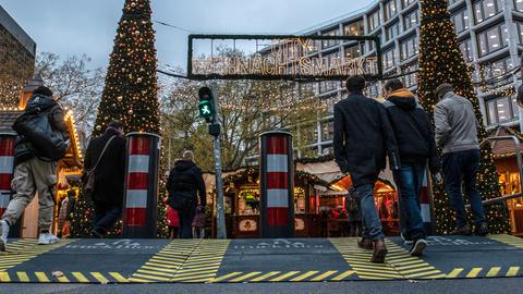 Mobile Poller stehen an einem Zugang zum Weihnachtsmarkt am Breitscheidplatz. 