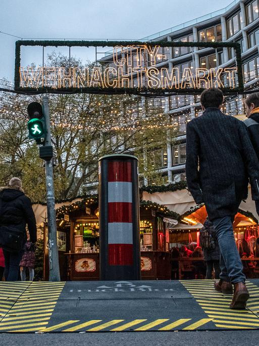 Mobile Poller stehen an einem Zugang zum Weihnachtsmarkt am Breitscheidplatz. 