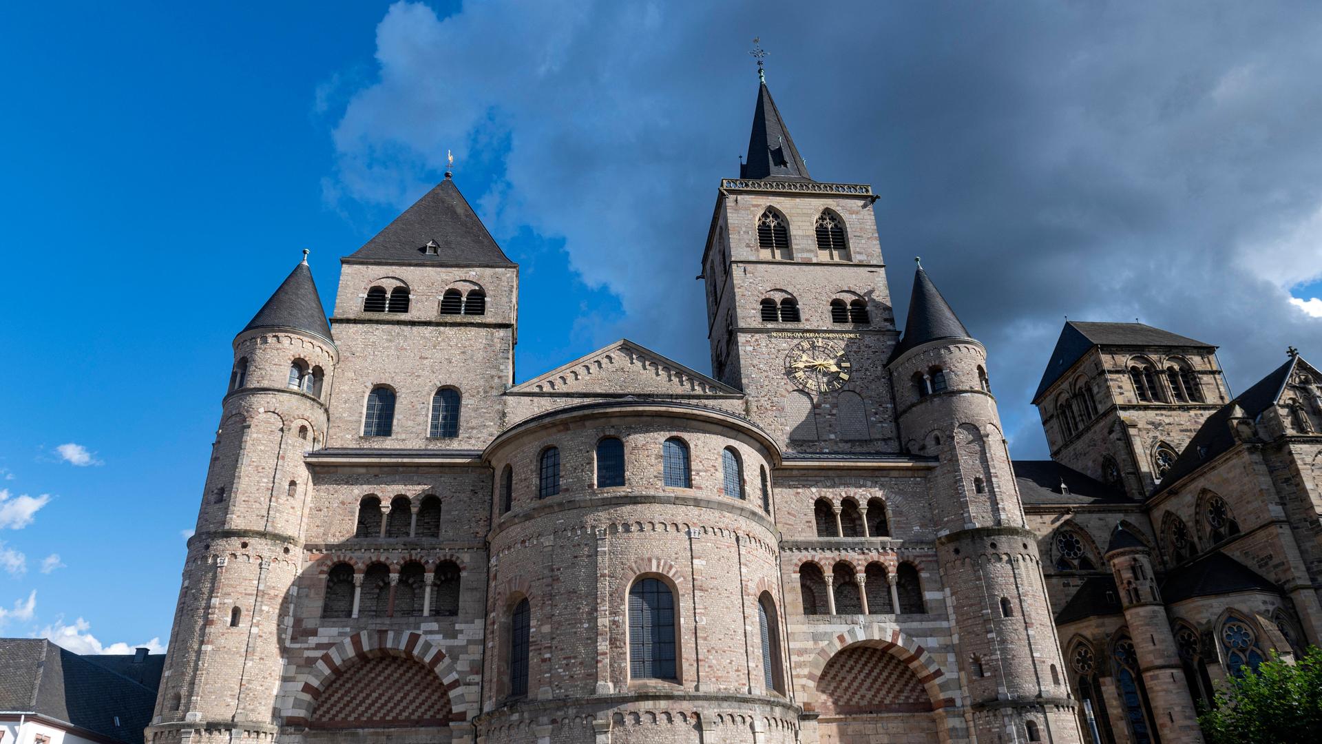 Hohe Domkirche St. Peter zu Trier mit dunkeln Wolken Hohe Domkirche St. Peter zu Trier mit dunkeln Wolken