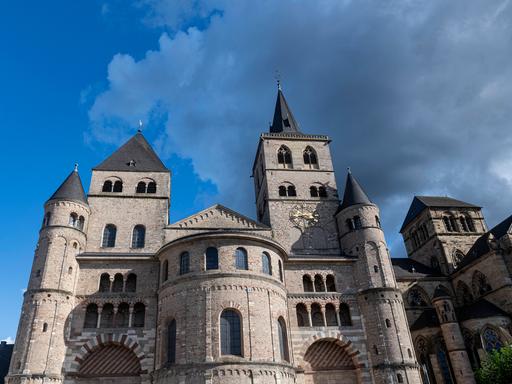 Hohe Domkirche St. Peter zu Trier mit dunkeln Wolken Hohe Domkirche St. Peter zu Trier mit dunkeln Wolken