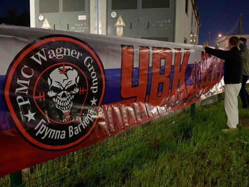 Vor der Zentrale der Gruppe "Wagner" in St. Petersburg ist ein Banner in den Farben der russischen Trikolore aufgehängt. Darauf ist das Loge der Gruppe.
