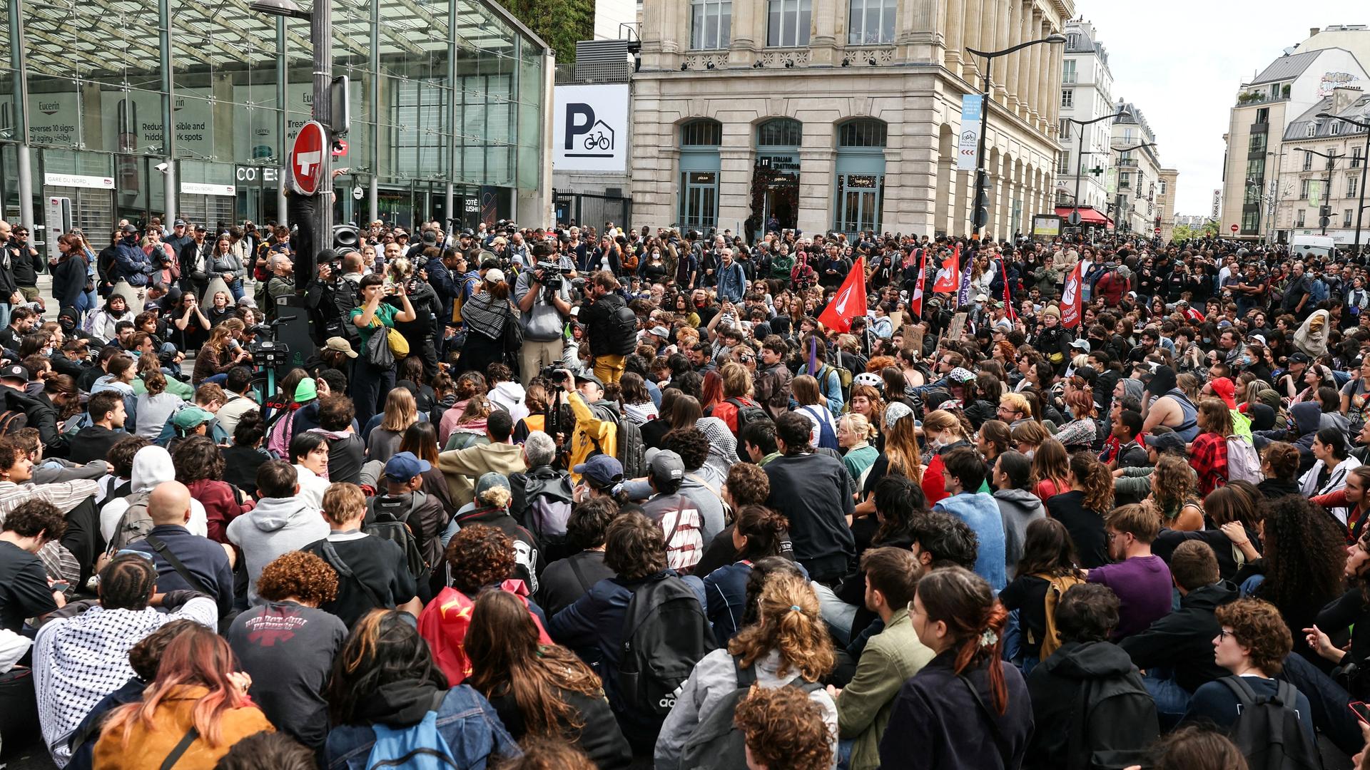 Das Foto zeigt hunderte Demonstranten am Nordbahnhof in Paris.