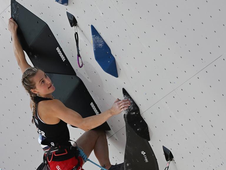 Die deutsche Kletterin Käthe Atkins in Aktion an der Kletterwand. 