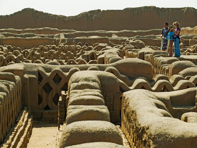 Fischernetzmotive findet man in den Ruinen von Chan Chan. Chan Chan ist die Hauptstadt des Chimu-Reiches. Das Chimu-Reich war im 13. Jahrhundert. Es liegt in der Nähe von Trujillo in Peru.