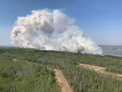 Das Foot zeigt einen Waldbrand und eine Rauchwolke in Kanada.