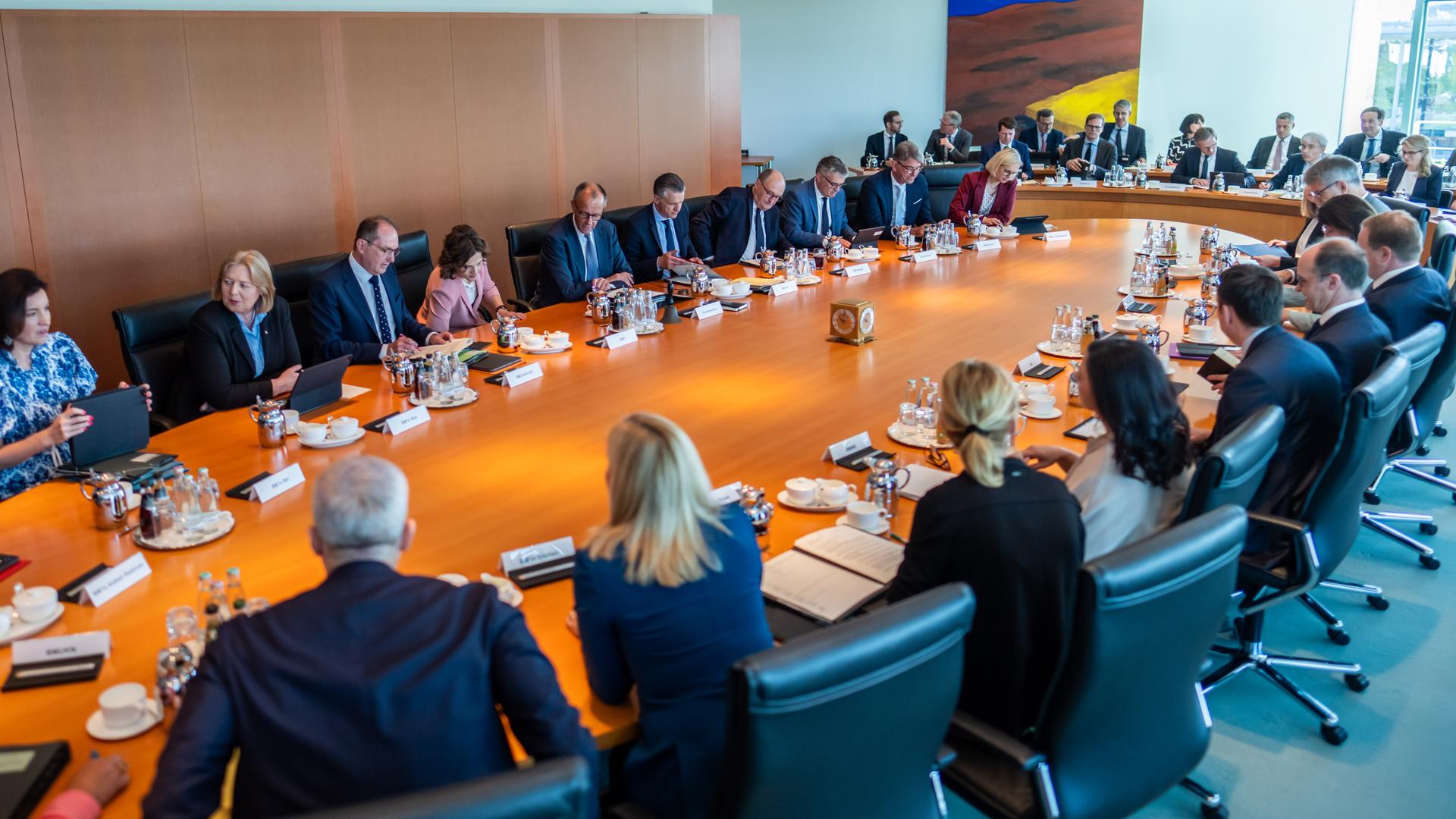 Bundeskanzler Friedrich Merz (CDU) spricht zu Beginn der Sitzung des Bundeskabinetts im Kanzleramt. Bundeskanzler Friedrich Merz (CDU) spricht zu Beginn der Sitzung des Bundeskabinetts im Kanzleramt.