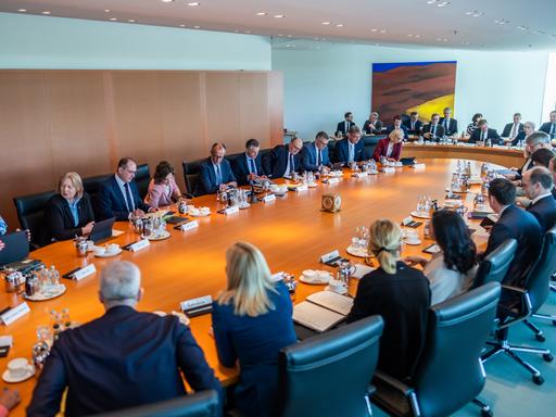 Bundeskanzler Friedrich Merz (CDU) spricht zu Beginn der Sitzung des Bundeskabinetts im Kanzleramt. 