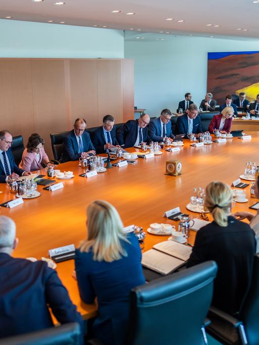 Bundeskanzler Friedrich Merz (CDU) spricht zu Beginn der Sitzung des Bundeskabinetts im Kanzleramt. 