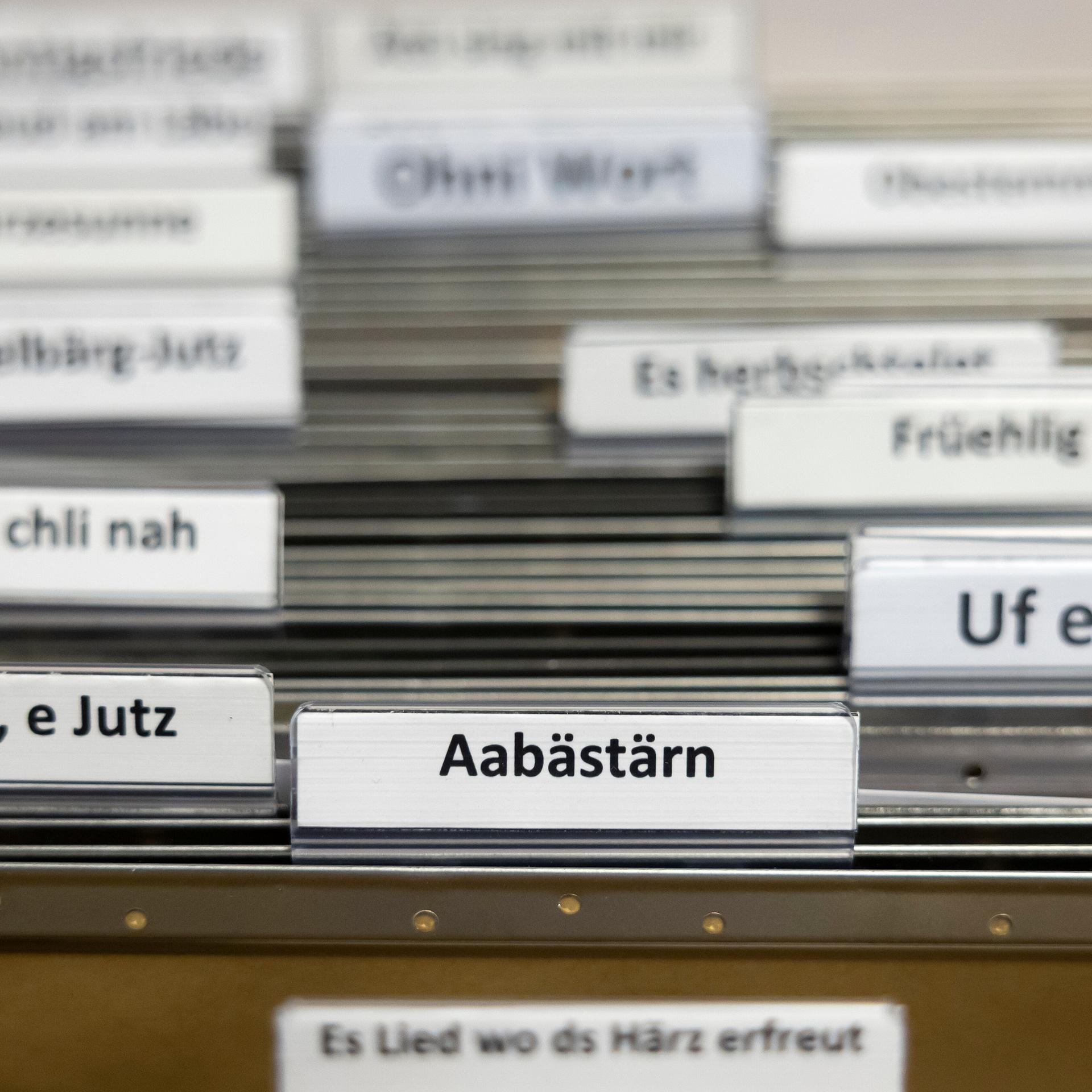 Notenblätter eines Schweizer Jodelclubs in Ordnern in einem Notenkoffer