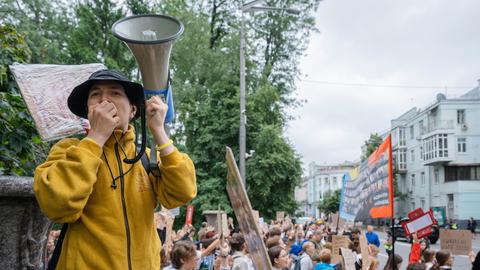 Aktivisten mit Transparenten versammeln sich am 31. Juli 2025 in Kiew, Ukraine, in der Nähe der Werchowna Rada, um gegen ein Gesetz zu protestieren, das die Unabhängigkeit von Antikorruptionsinstitutionen einschränkt. 