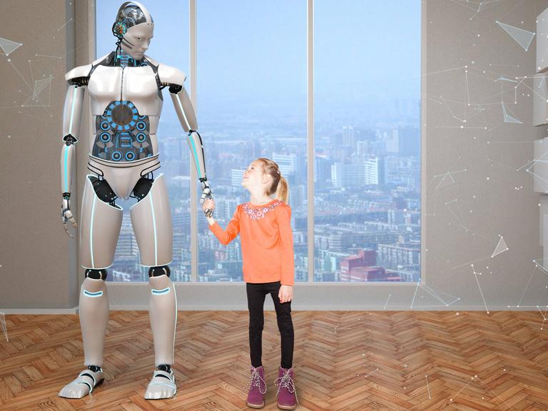Roboter zur Kinderbetreuung - was sagen Eltern und Kinder dazu? Zu sehen: Ein Roboter hält die Hand eines Mädchens. 