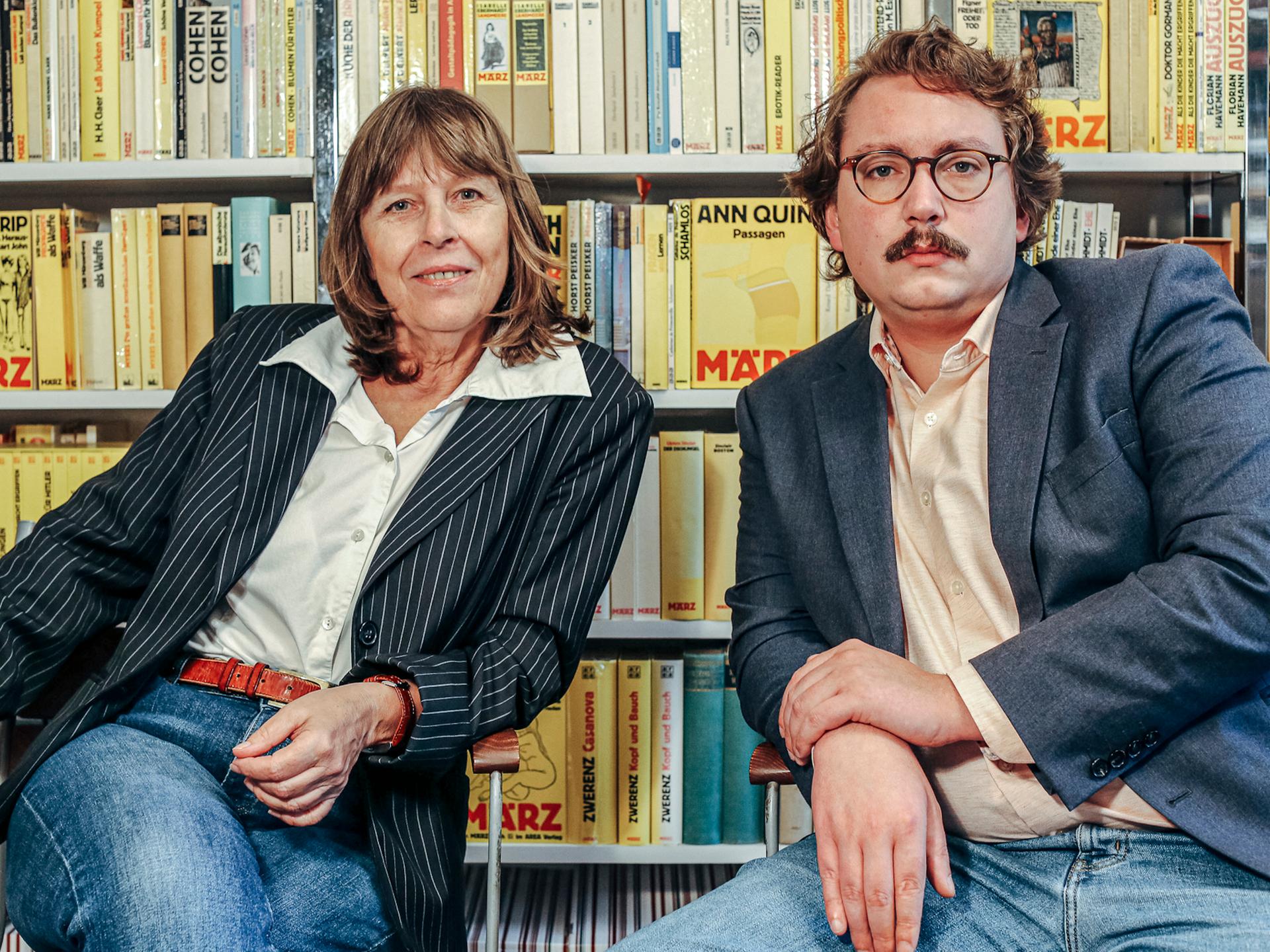 Barbara Kalender und Richard Stoiber, Verleger des März Verlags, sitzen vor einer Bücherwand. 