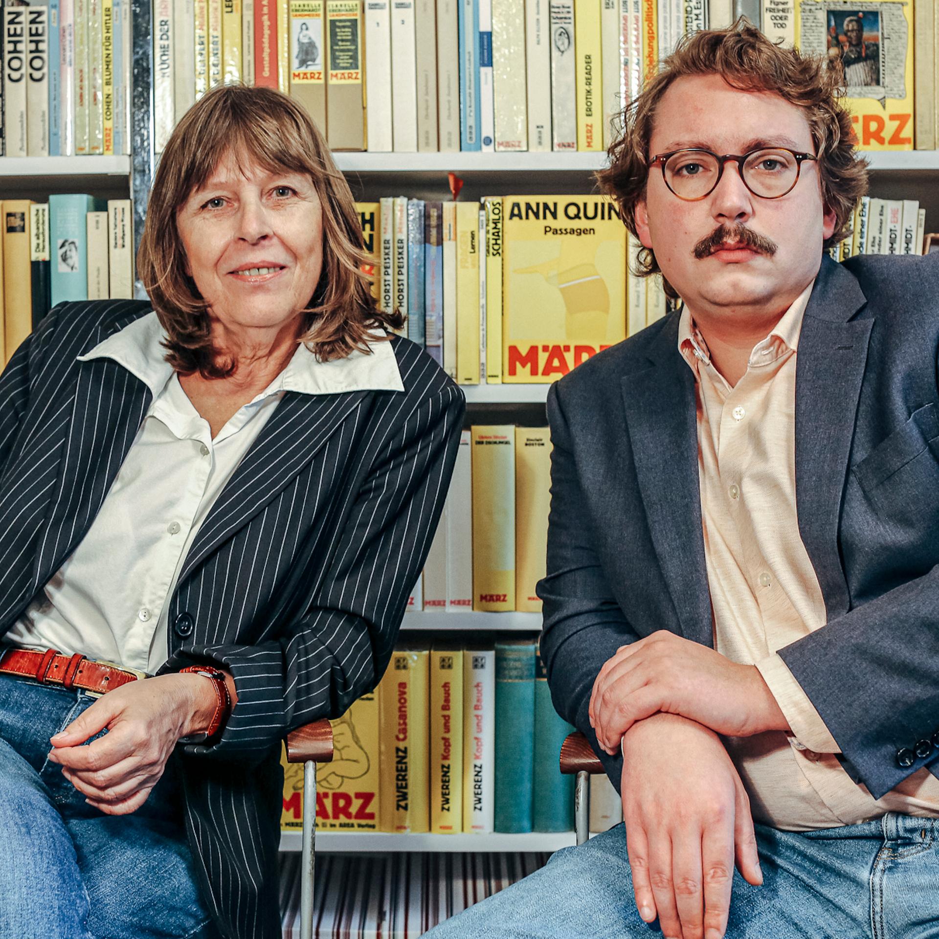 Barbara Kalender und Richard Stoiber, Verleger des März Verlags, sitzen vor einer Bücherwand. 