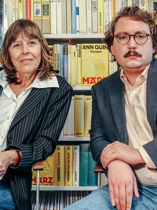 Barbara Kalender und Richard Stoiber, Verleger des März Verlags, sitzen vor einer Bücherwand. 