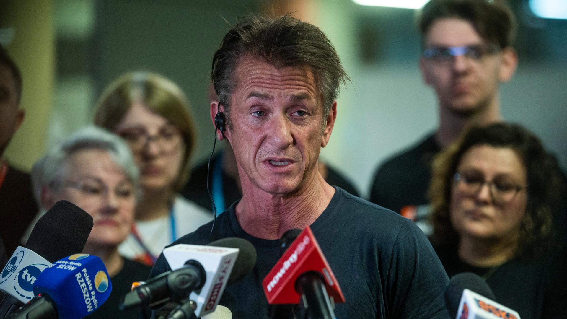 Sean Penn spricht bei einem Interview in Mikrofone. Sean Penn spricht bei einem Interview in Mikrofone.