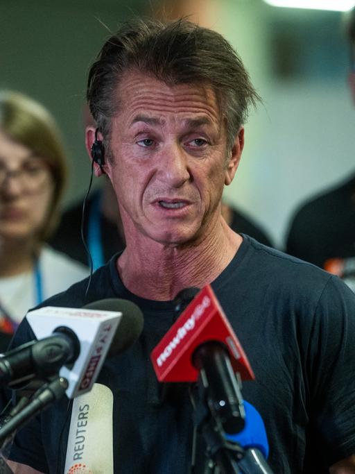 Sean Penn spricht bei einem Interview in Mikrofone.