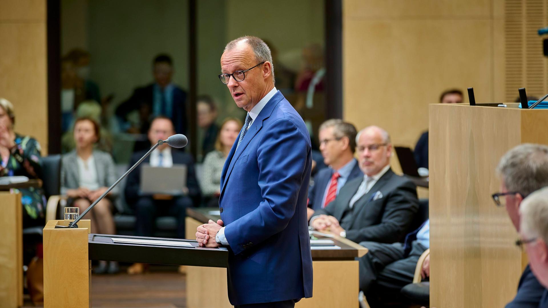 Friedrich Merz steht am Rednerpult des Bundesrates.