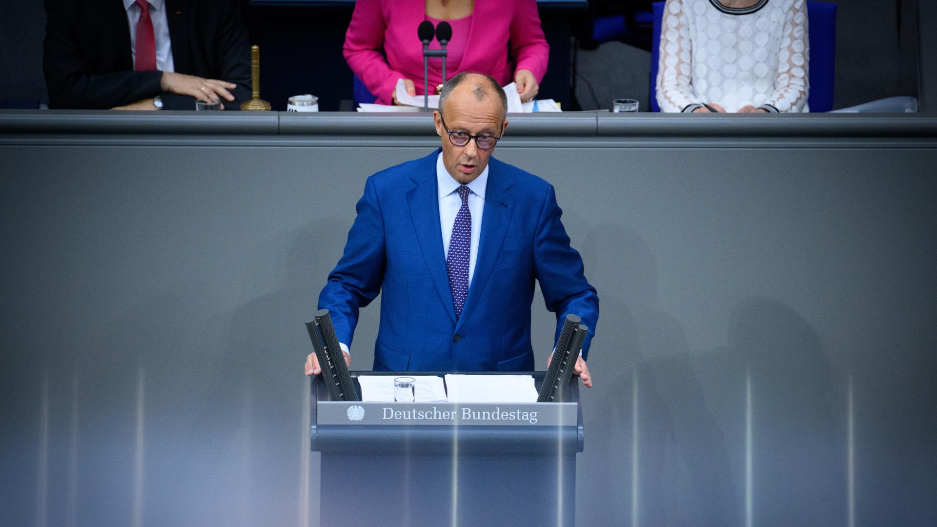 Bundeskanzler Friedrich Merz (CDU) gibt in der 89. Plenarsitzung der 21. Legislaturperiode im Deutschen Bundestag eine Regierungserklärung zur aktuellen politischen Lage ab. Bundeskanzler Friedrich Merz (CDU) gibt in der 89. Plenarsitzung der 21. Legislaturperiode im Deutschen Bundestag eine Regierungserklärung zur aktuellen politischen Lage ab.